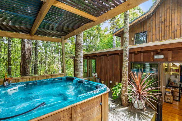 Photo of property in 93 Brick Bay Drive, Sandspit, Warkworth, 0982