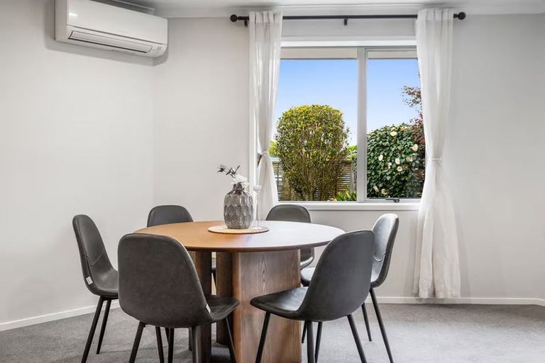 Photo of property in 5 Sunvista Avenue, Oteha, Auckland, 0632