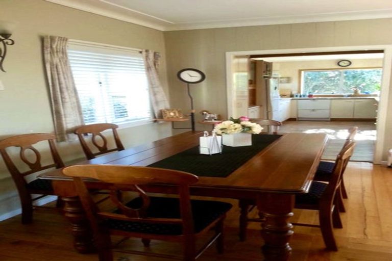 Photo of property in 26 Beach Road, Mellons Bay, Auckland, 2014