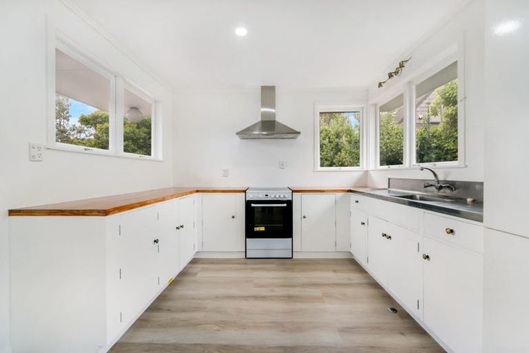 Photo of property in 13 Bond Crescent, Forrest Hill, Auckland, 0620