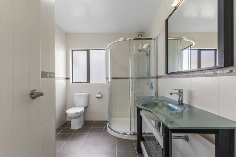 Photo of property in 14 Spoonbill Place, Unsworth Heights, Auckland, 0632