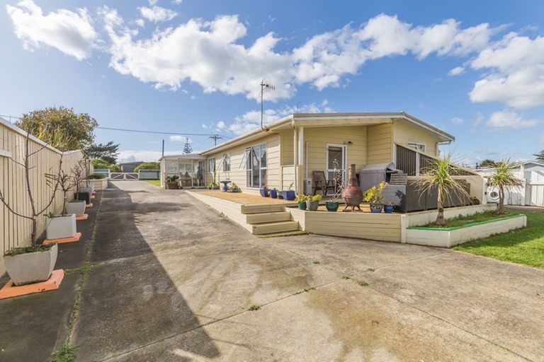 Photo of property in 4 Himatangi Street, Himatangi Beach, Foxton, 4891