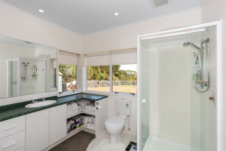 Photo of property in 327 Kaipara Road, Papakura, 2582