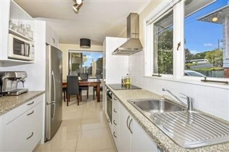 Photo of property in 2/51 Knightsbridge Drive, Forrest Hill, Auckland, 0620