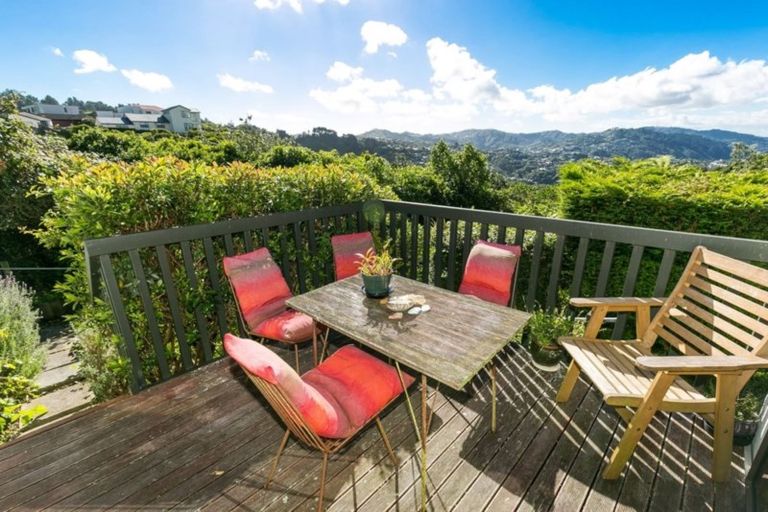 Photo of property in 6 Ashton Fitchett Drive, Brooklyn, Wellington, 6021