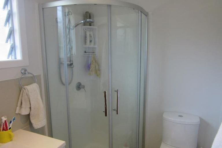 Photo of property in 1/28 Merton Avenue, Glenfield, Auckland, 0627