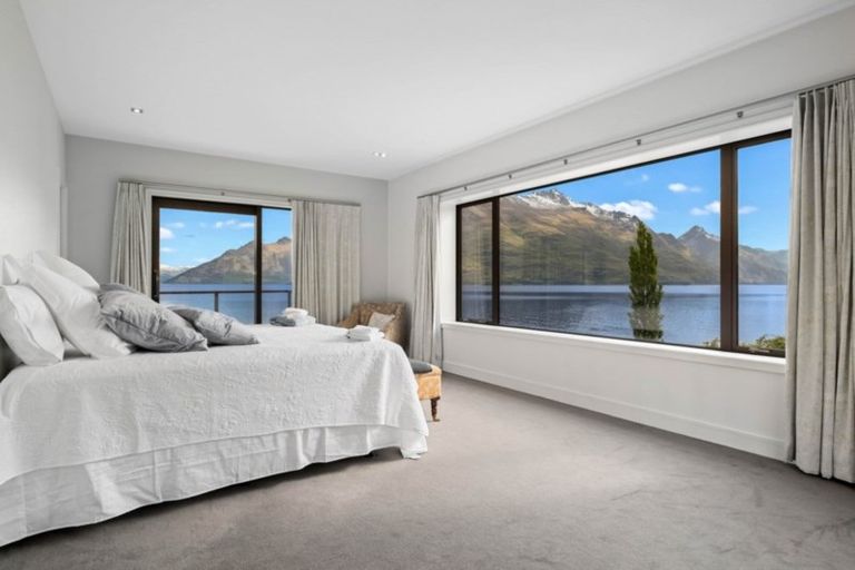 Photo of property in 62 Cedar Drive, Kelvin Heights, Queenstown, 9300