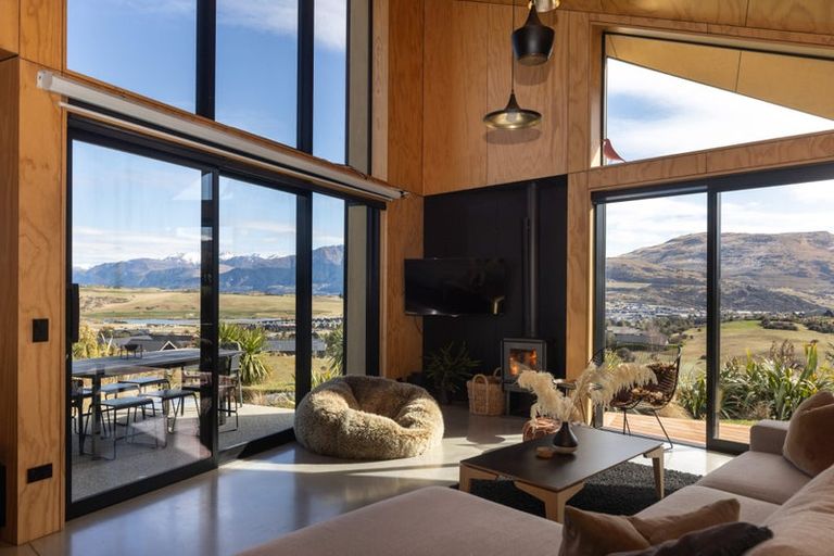 Photo of property in 14 Caithness Court, Jacks Point, Queenstown, 9371