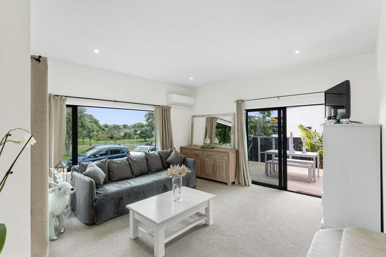 Photo of property in 2 Sunvista Avenue, Oteha, Auckland, 0632