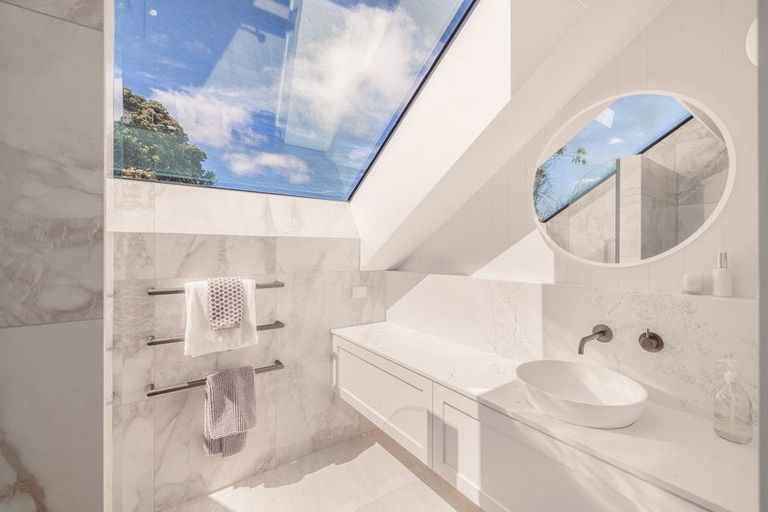 Photo of property in 8a Beachville Road, Redcliffs, Christchurch, 8081