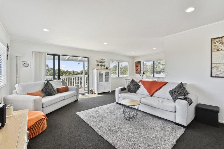 Photo of property in 13 Bertram Road, Kawakawa Bay, Papakura, 2585