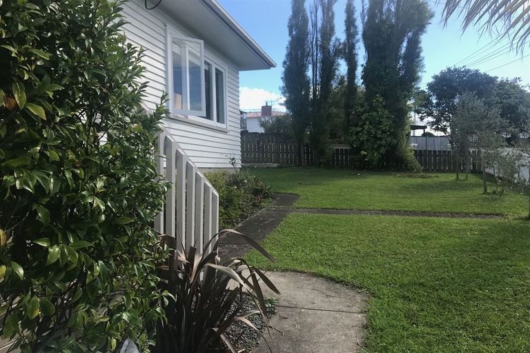 Photo of property in 17 Lyndhurst Road, Te Atatu South, Auckland, 0610