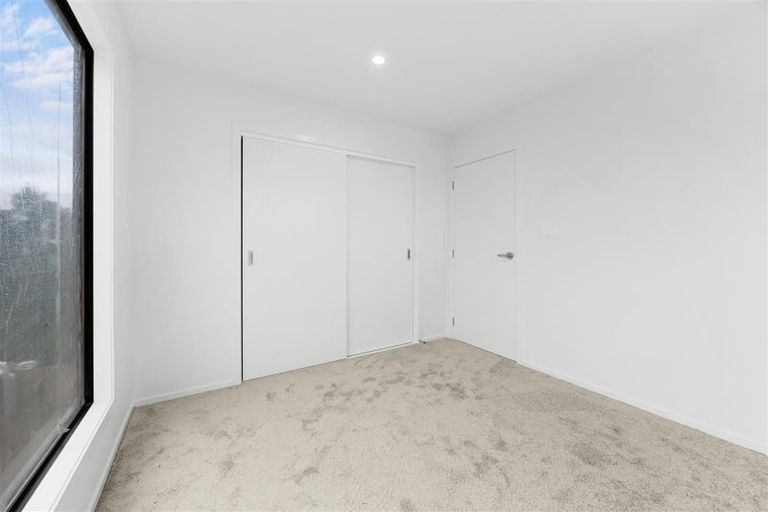 Photo of property in 4 Kautawa Lane, Massey, Auckland, 0614