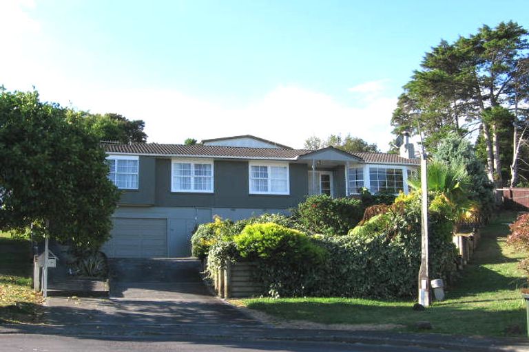 Photo of property in 14 Verena Place, Green Bay, Auckland, 0604