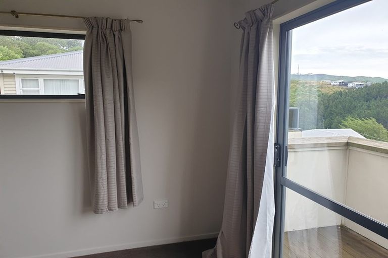 Photo of property in 32a Miles Crescent, Newlands, Wellington, 6037