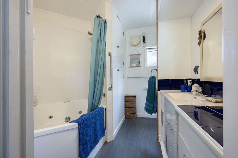 Photo of property in 119 Colwill Road, Massey, Auckland, 0614