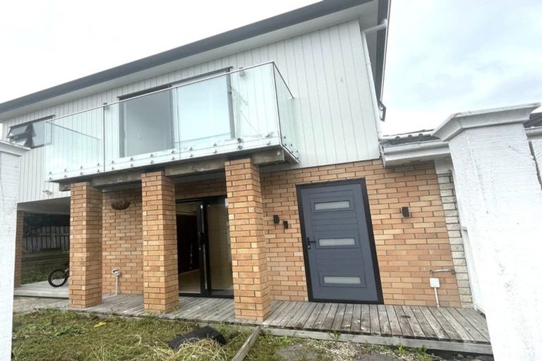 Photo of property in 1/4214a Great North Road, Glendene, Auckland, 0602