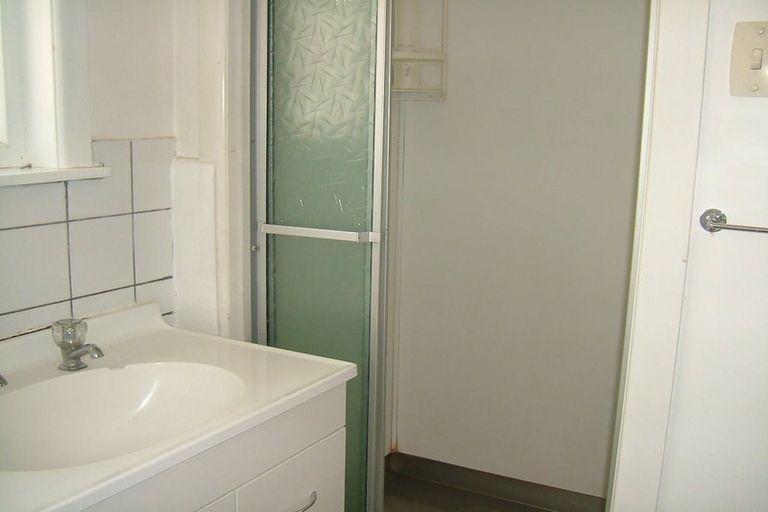 Photo of property in 77 Lake Road, Northcote, Auckland, 0627