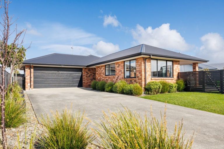 Photo of property in 35 Chestnut Close, Kelvin Grove, Palmerston North, 4414