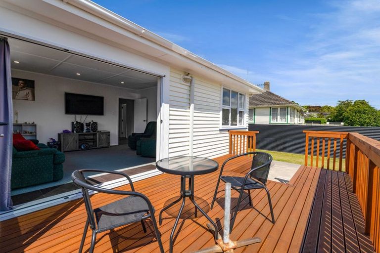 Photo of property in 6 Malone Place, Hawera, 4610