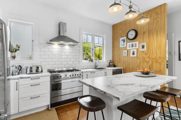 Photo of property in 1/6 Vonnell Place, Birkdale, Auckland, 0626