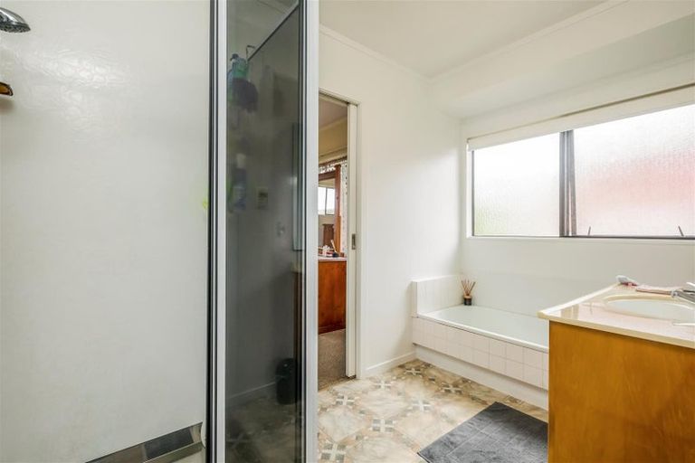 Photo of property in 35 Pinewood Grove, Botany Downs, Auckland, 2010