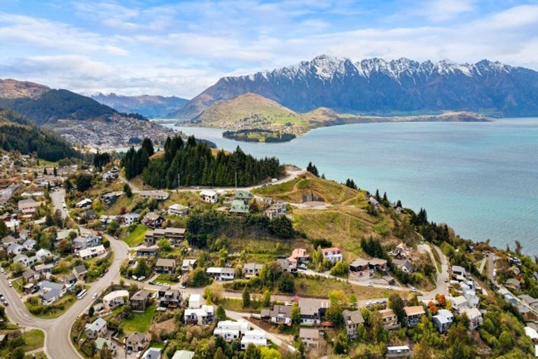 Photo of property in 12 Mackinnon Terrace, Sunshine Bay, Queenstown, 9300