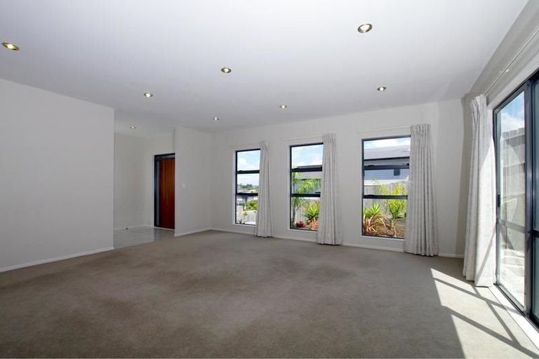 Photo of property in 26 Catlins Place, Fairview Heights, Auckland, 0632