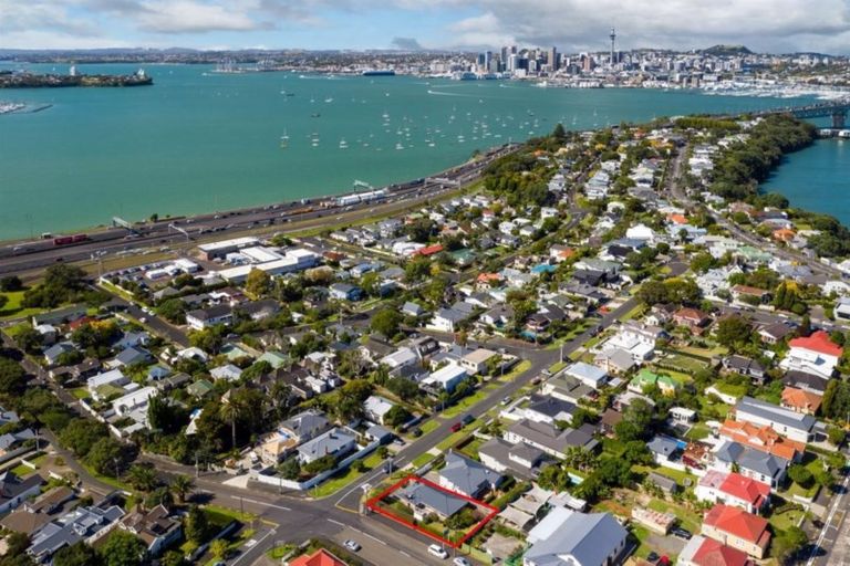 Photo of property in 28 Richmond Avenue, Northcote Point, Auckland, 0627