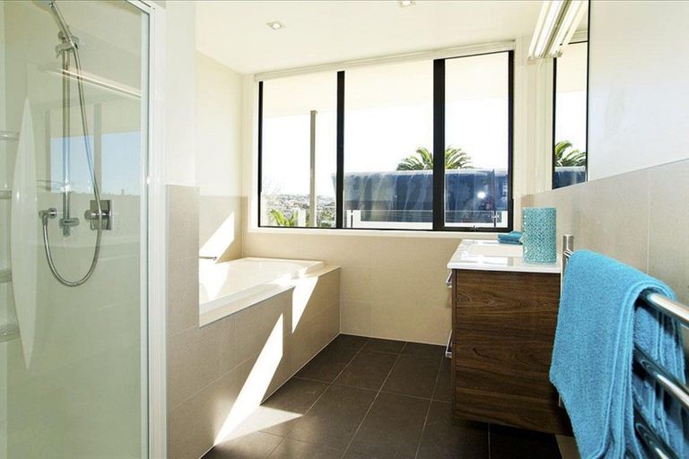 Photo of property in 35a Rothesay Bay Road, Rothesay Bay, Auckland, 0630