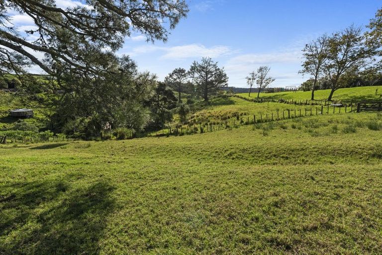 Photo of property in 49 Vaughans Road, Okura, Albany, 0792