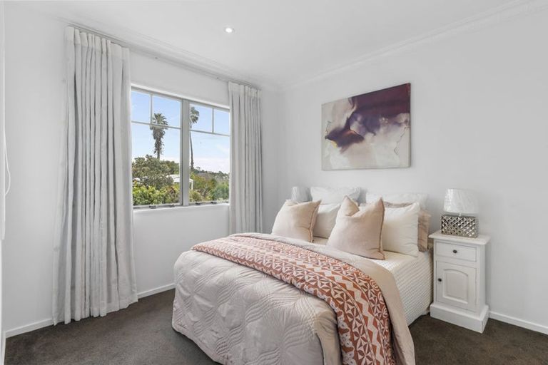 Photo of property in 30 Mandeville Place, Unsworth Heights, Auckland, 0632