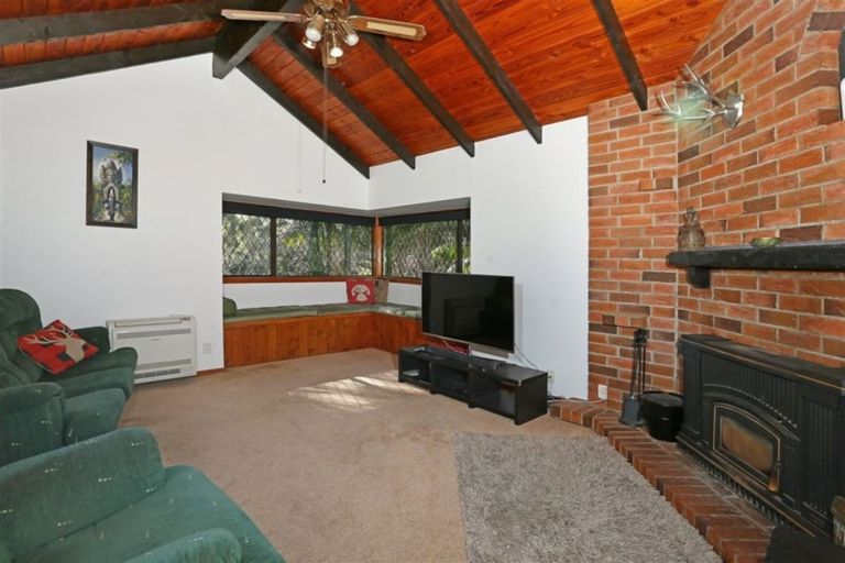 Photo of property in 99 Grassmere Road, Henderson Valley, Auckland, 0612