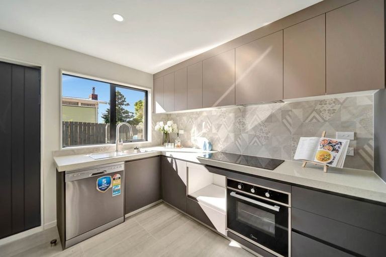 Photo of property in 2/106 Triangle Road, Massey, Auckland, 0614