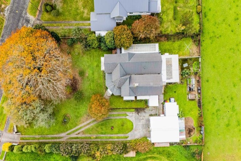 Photo of property in 18 Mills Street, Eltham, 4322