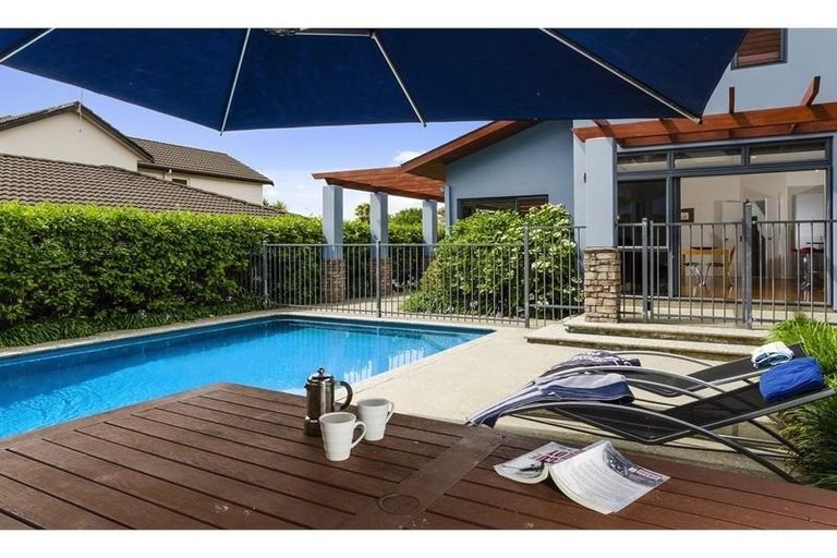 Photo of property in 17 Scarlet Oak Drive, Schnapper Rock, Auckland, 0632