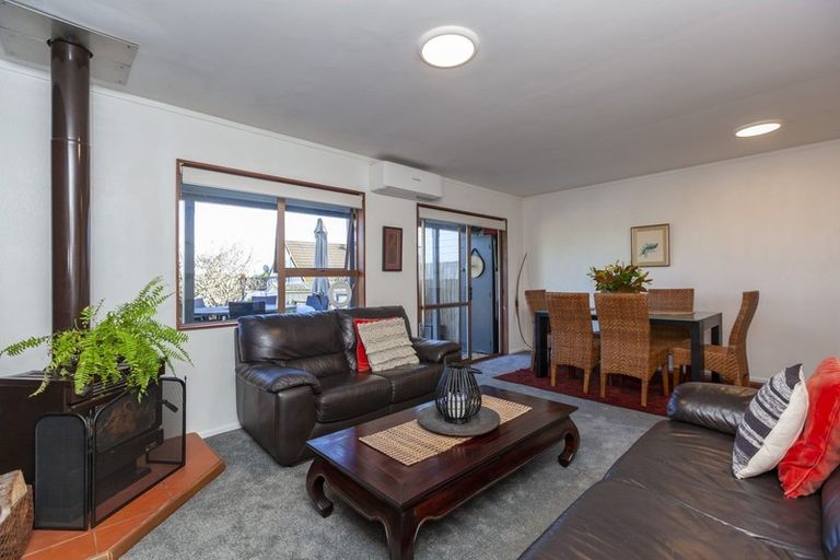 Photo of property in 30a Kakariki Grove, Waikanae, 5036