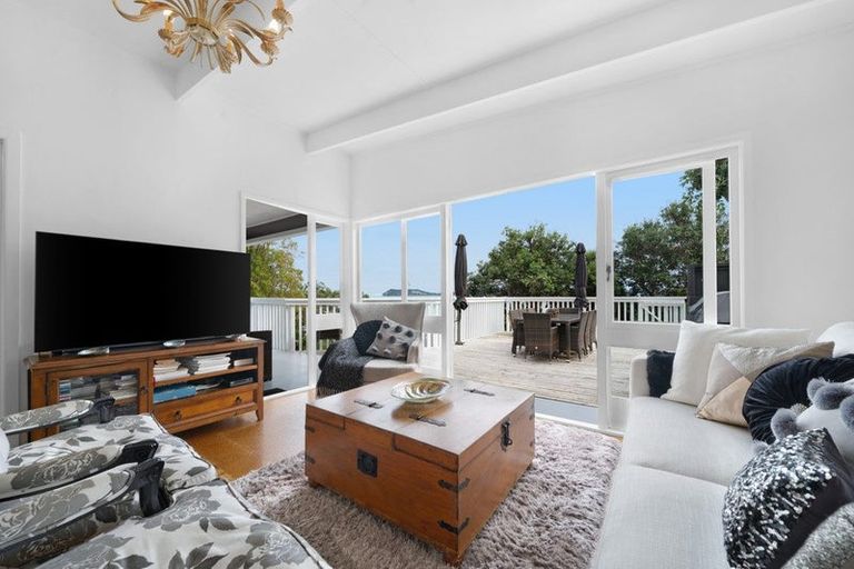 Photo of property in 120 Kawakawa Bay Coast Road, Kawakawa Bay, Papakura, 2585