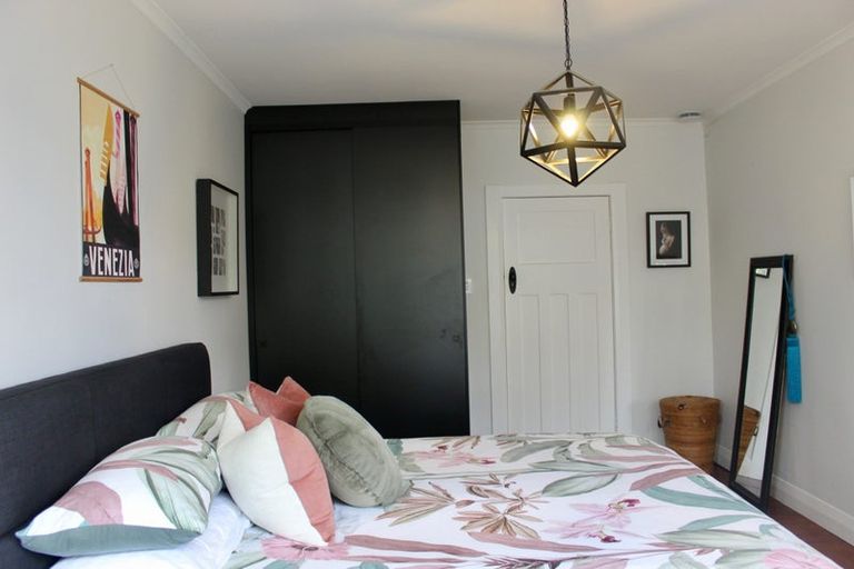 Photo of property in 18 Fernlea Avenue, Karori, Wellington, 6012