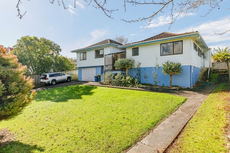 Photo of property in 34 Pahi Place, West Harbour, Auckland, 0618