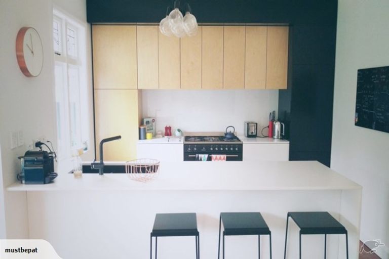 Photo of property in 18 Fernlea Avenue, Karori, Wellington, 6012