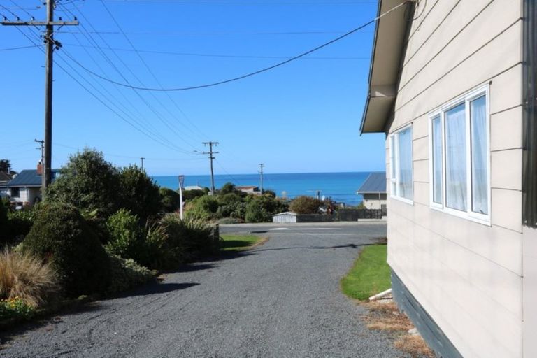 Photo of property in 2 Marine Terrace, Kaka Point, 9271
