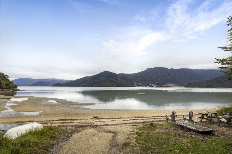 Photo of property in 19 Sandy Bay Road, Black Rock, Picton, 7282