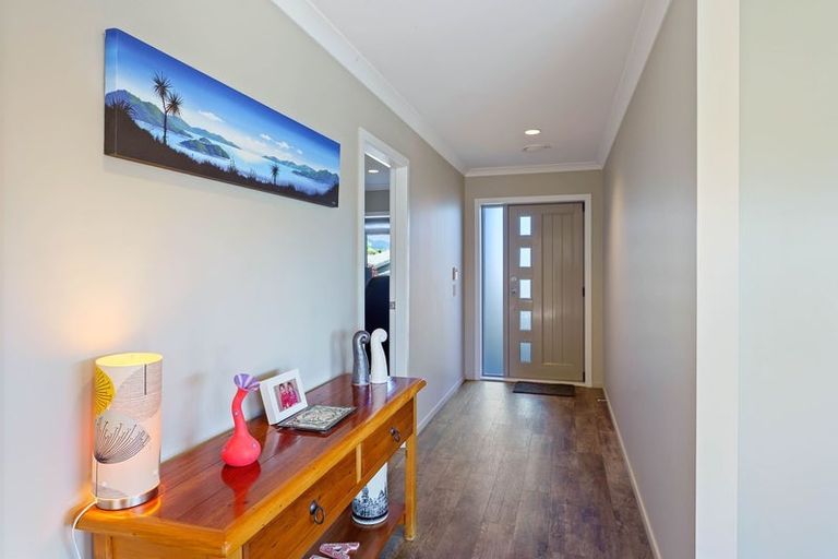 Photo of property in 12 Simpson Crescent, Raumati Beach, Paraparaumu, 5032