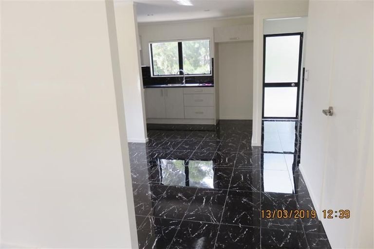 Photo of property in 5 Fernhaven Place, Massey, Auckland, 0614
