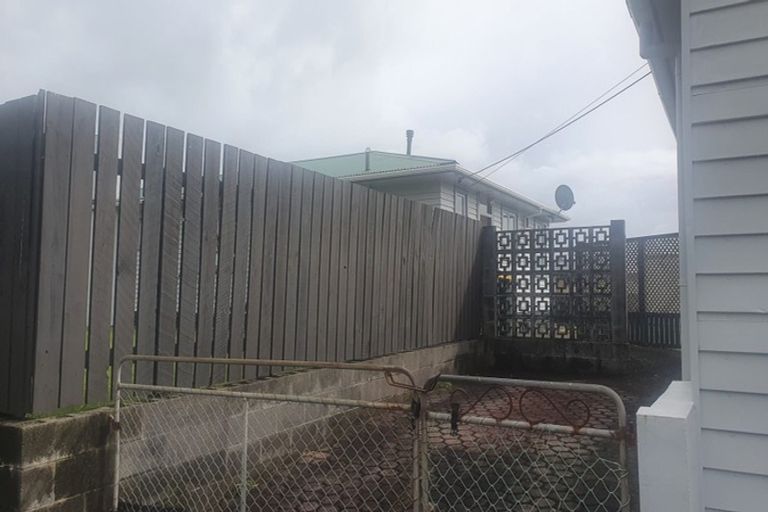 Photo of property in 1 Endeavour Street, Marfell, New Plymouth, 4310