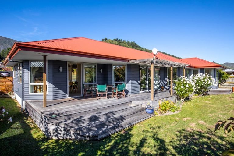 Photo of property in 6 Weka Place, Picton, 7220