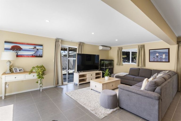 Photo of property in 16 Edgeworth Road, Glenfield, Auckland, 0629