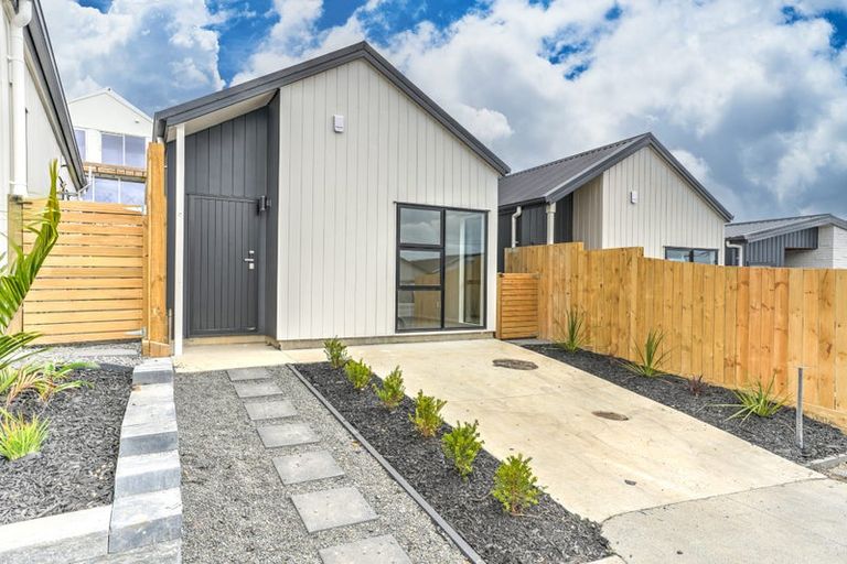 Photo of property in 17 Horokaka Street, Massey, Auckland, 0614