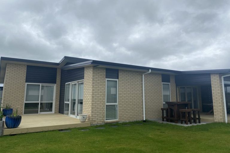 Photo of property in 15 Te Piriti Road, One Tree Point, 0118